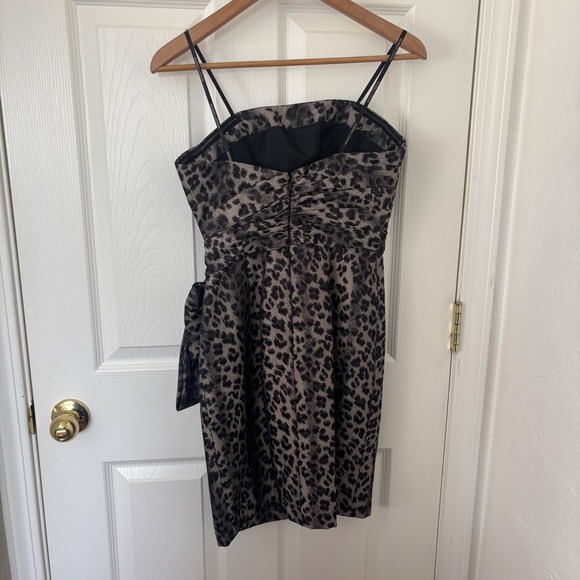 Maggy London Leopard Print Cocktail Dress Grey Black Ruched Side Bow Size 4 - Picture 4 of 5